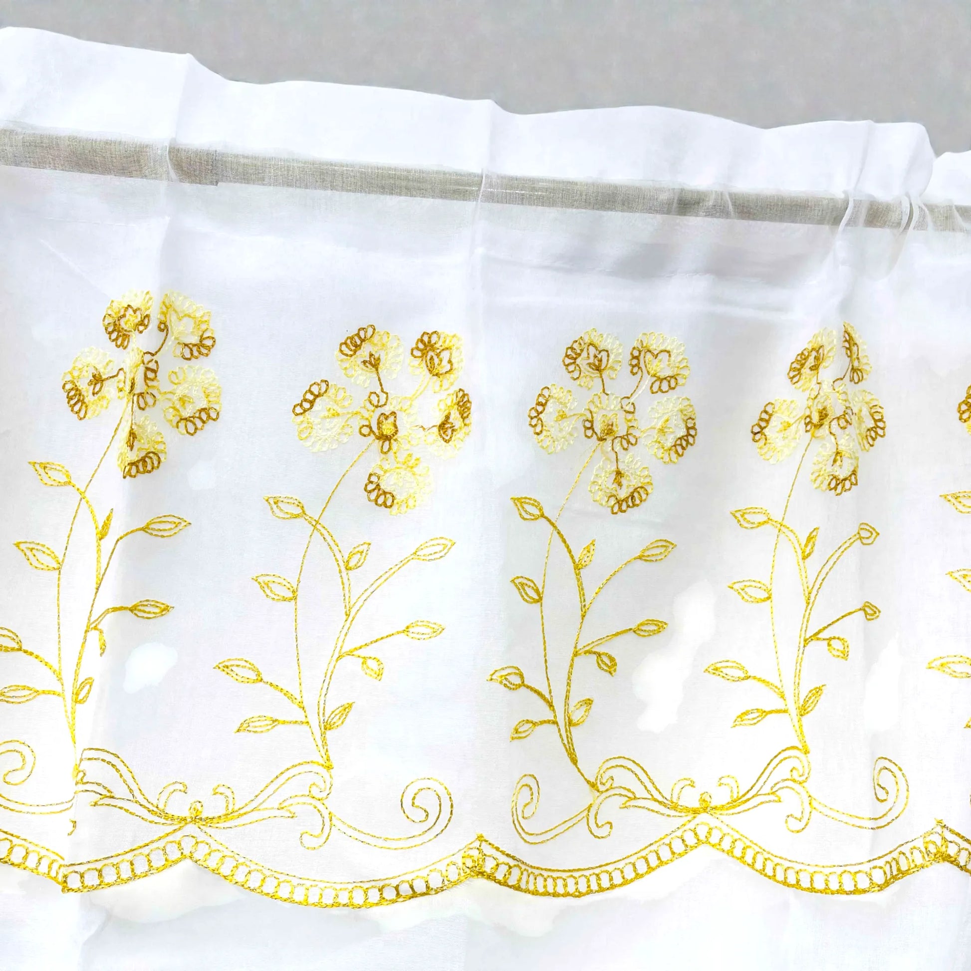 Detalle del bordado floral en color amarillo de la cortina IRIS de FiveStar Home Fashion, con cenefa y bolsillo para barra (rod pocket).