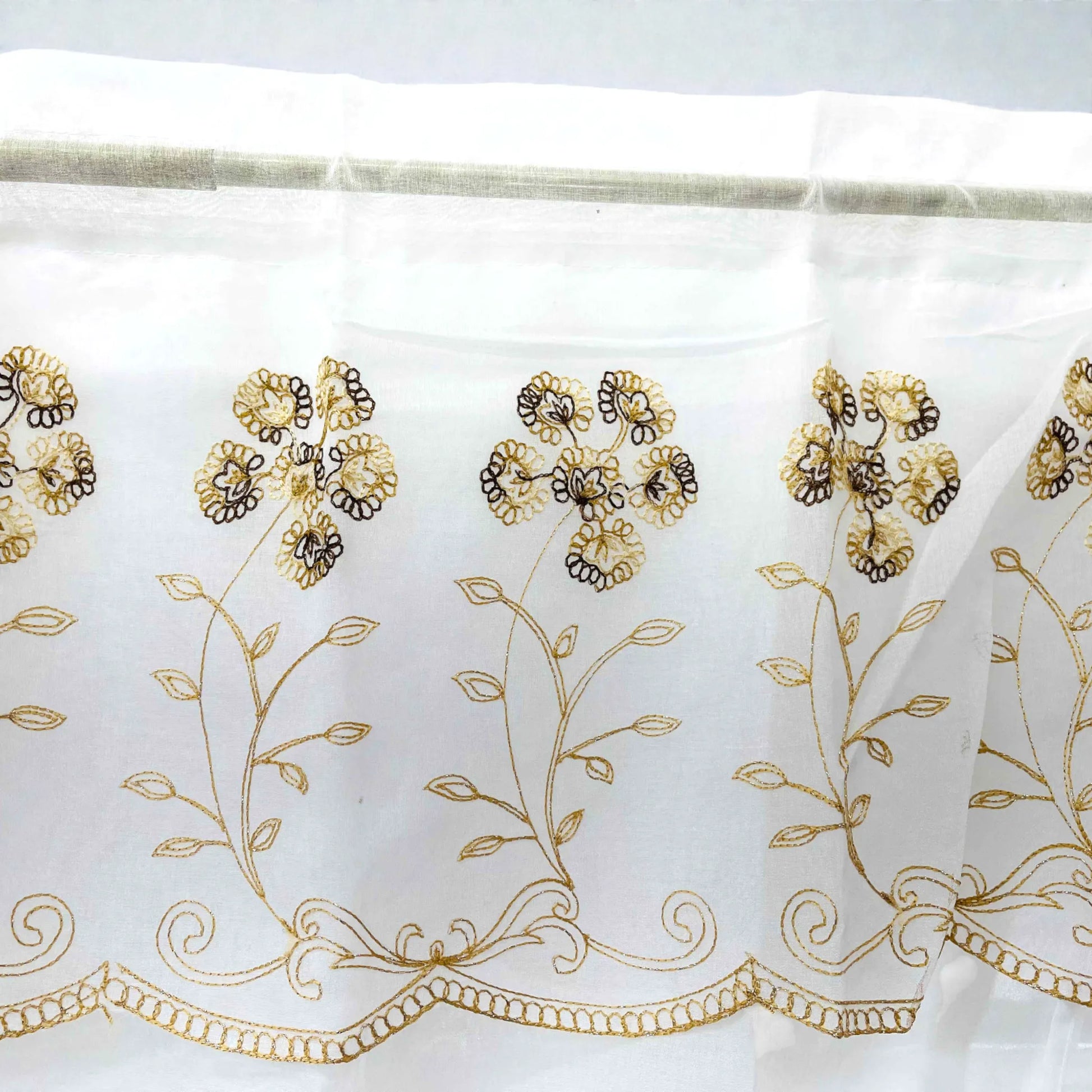 Detalle del bordado floral en color gris pardo (taupe) de la cortina IRIS de FiveStar Home Fashion, con cenefa y rod pocket para barra.