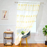 Cortina bordada FiveStar Home Fashion IRIS color amarillo, 1 panel con cenefa (valance), rod pocket, 54x84 pulgadas, instalada en ventana en foto ambiente.