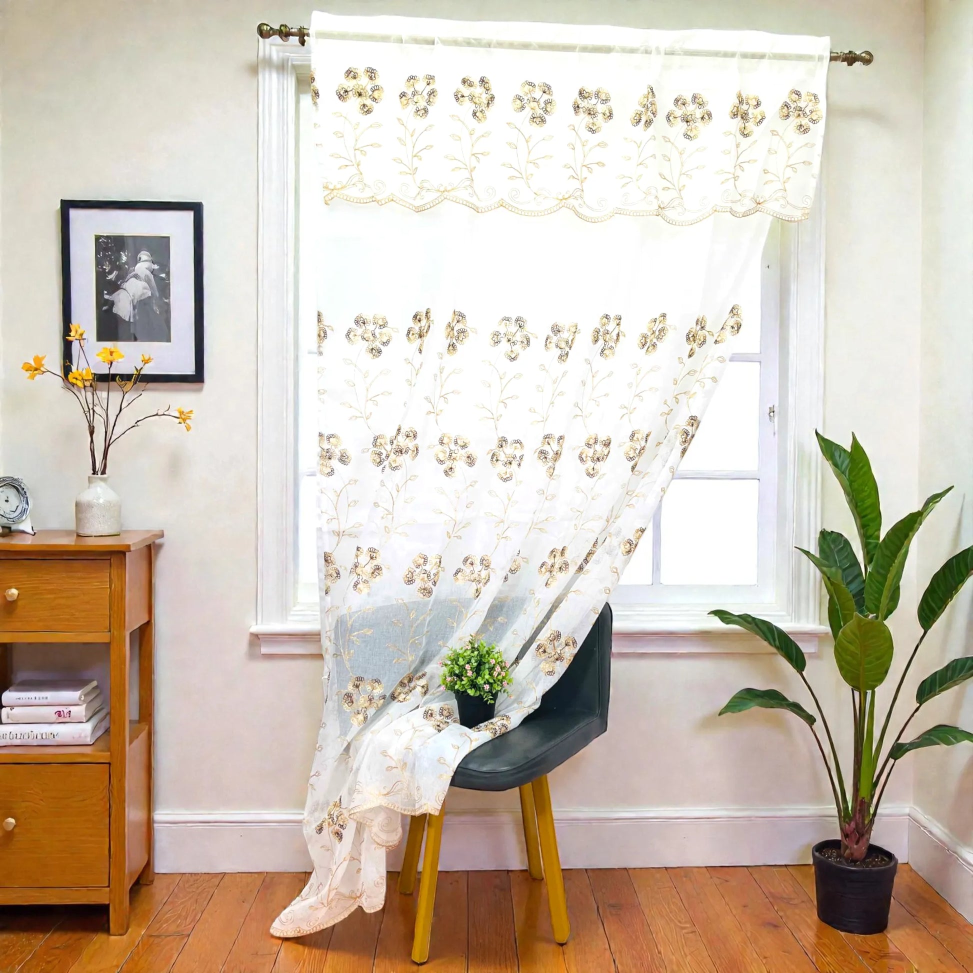 Cortina bordada FiveStar Home Fashion IRIS color gris pardo (taupe), 1 panel con cenefa, rod pocket, 54x84 pulgadas, instalada en ventana en foto ambiente.