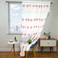 Cortina bordada FiveStar Home Fashion IRIS color rojo, 1 panel con cenefa (valance), rod pocket, 54x84 pulgadas, instalada en ventana en foto ambiente.