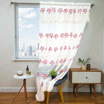 Cortina bordada FiveStar Home Fashion IRIS color rojo, 1 panel con cenefa (valance), rod pocket, 54x84 pulgadas, instalada en ventana en foto ambiente.