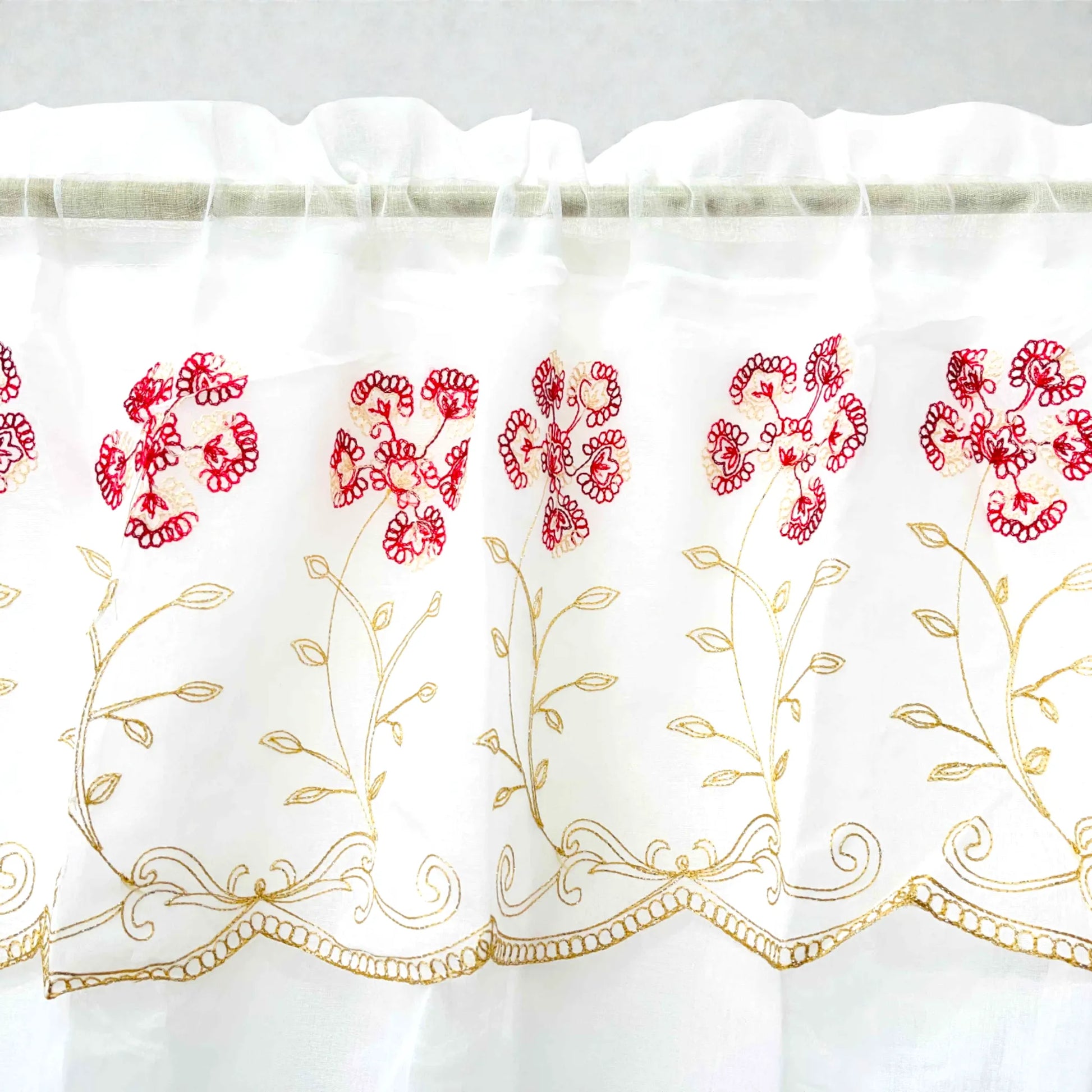 Detalle del bordado floral en color rojo de la cortina IRIS de FiveStar Home Fashion, con cenefa decorativa y rod pocket para barra.