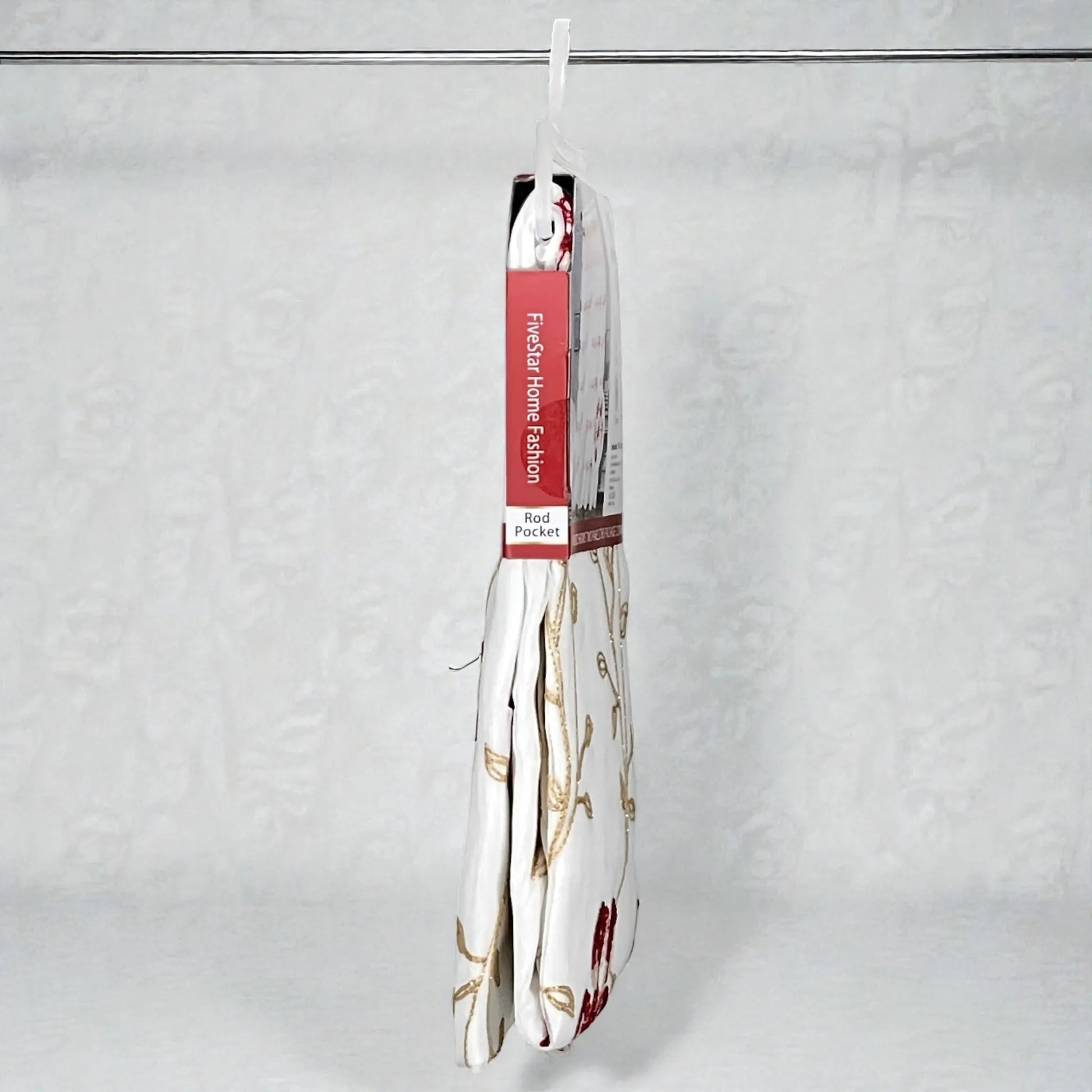 Vista lateral del empaque de la cortina bordada FiveStar Home Fashion IRIS color rojo, mostrando la etiqueta “Rod Pocket”, 1 panel de ventana con cenefa incluido.