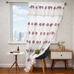 Cortina bordada IRIS FiveStar Home Fashion color vino, panel con cenefa, 137x213 cm (cenefa 45 cm), con bolsillo para barra, instalada en ventana en foto ambiente.