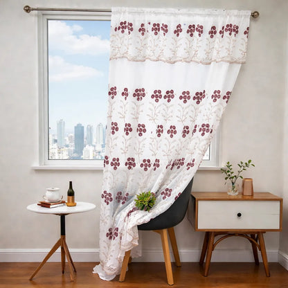 Cortina bordada IRIS FiveStar Home Fashion color vino, panel con cenefa, 137x213 cm (cenefa 45 cm), con bolsillo para barra, instalada en ventana en foto ambiente.