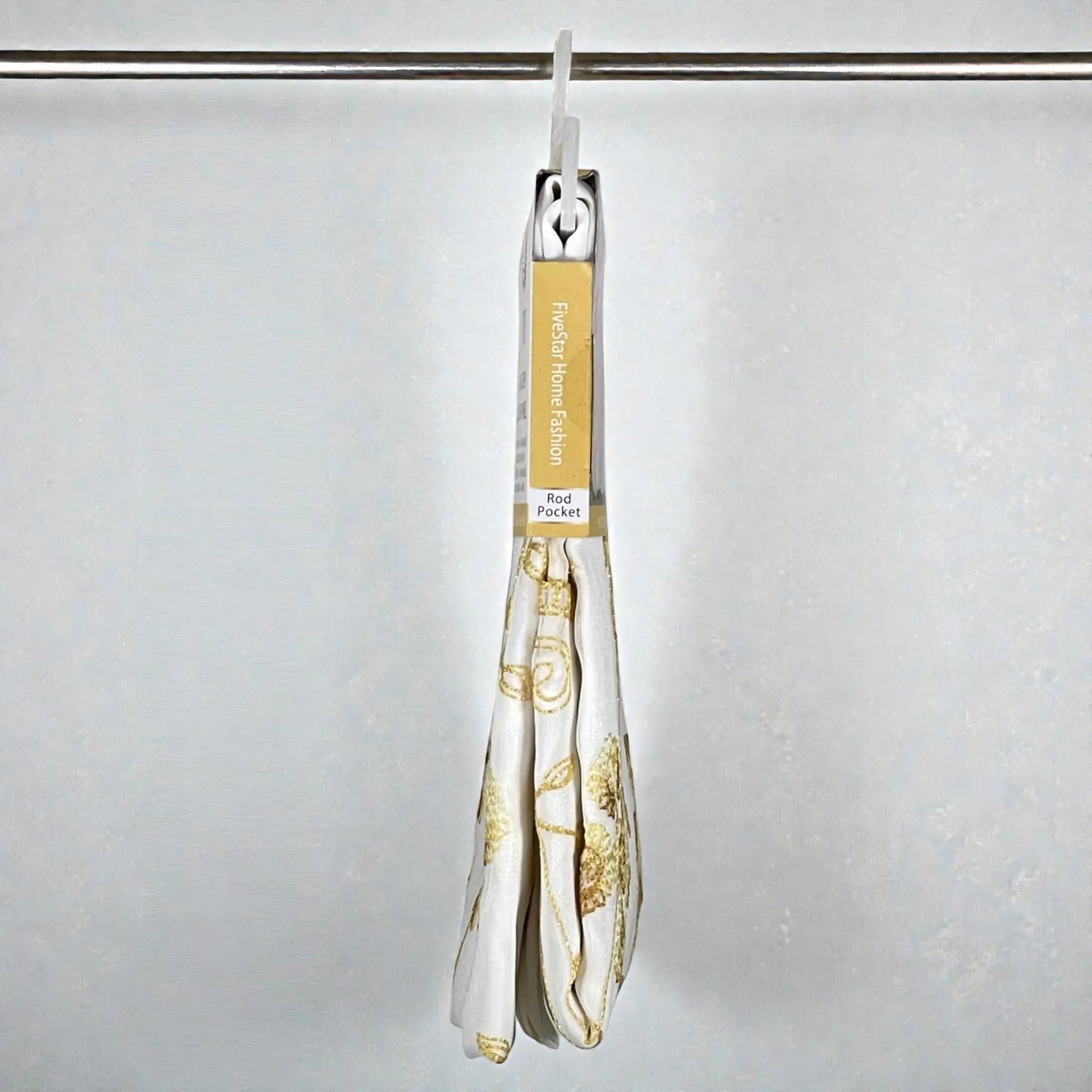 Vista lateral del empaque de la cortina bordada IRIS FiveStar Home Fashion color amarillo, mostrando el sistema rod pocket (bolsillo para barra).