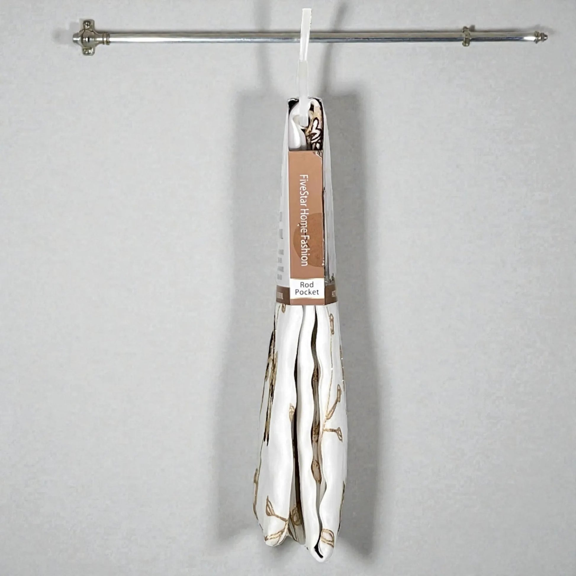 Vista lateral del empaque de la cortina bordada IRIS FiveStar Home Fashion color gris pardo (taupe), mostrando “Rod Pocket”.