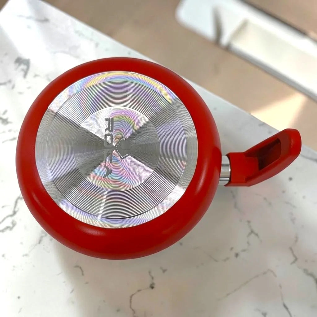 Fondo del lechero ROCA rojo con disco metálico y logo de la marca para distribución uniforme del calor.