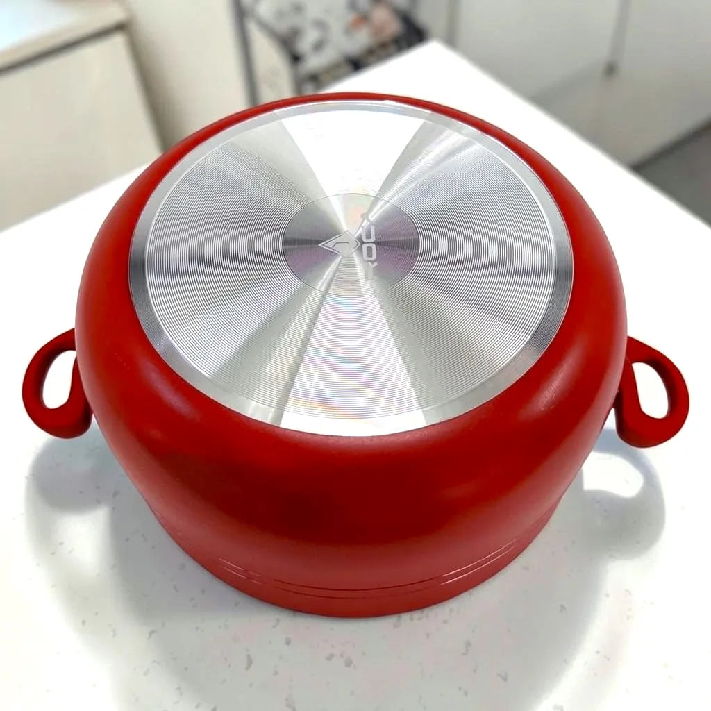Fondo de olla ROCA roja con disco metálico y logo de la marca para mejor distribución del calor.