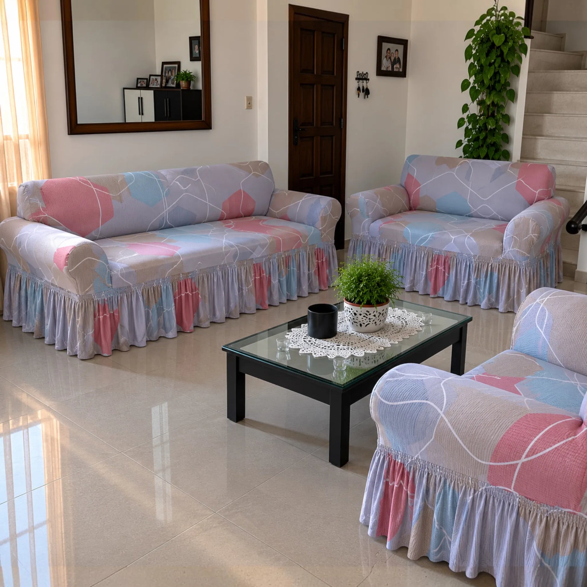 Juego de forros de muebles 3-2-1 Home Care Hawai diseño geométrico pastel en tonos rosado, celeste, gris y beige con líneas blancas.