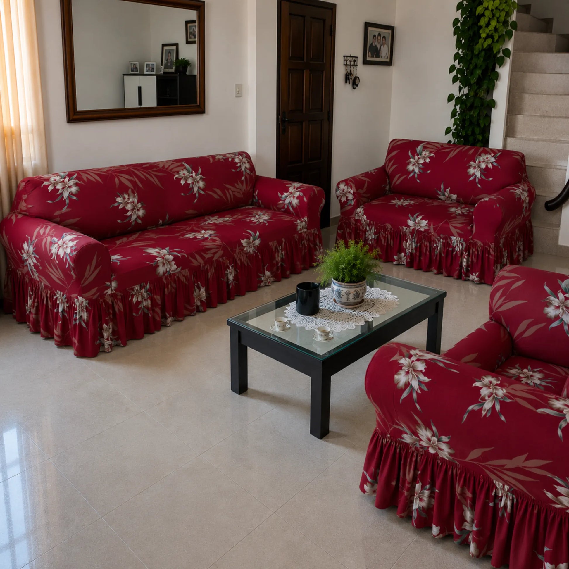 Juego de forros de muebles 3-2-1 Home Care Hawai rojo vino con flores blancas y hojas decorativas, incluye faldón para sofá y sillones.