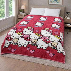 Frazada piel de borrego infantil Hello Kitty color rojo con detalles rosa y manzanas, 230x190 cm y 1500 g, extendida sobre cama; estampado repetido de Hello Kitty y osito.