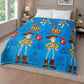 Frazada piel de borrego infantil Toy Story color azul, tamaño 230x190 cm y peso 1500 gramos, colocada sobre cama; diseño con Woody y Buzz Lightyear, fondo azul con elementos decorativos infantiles.