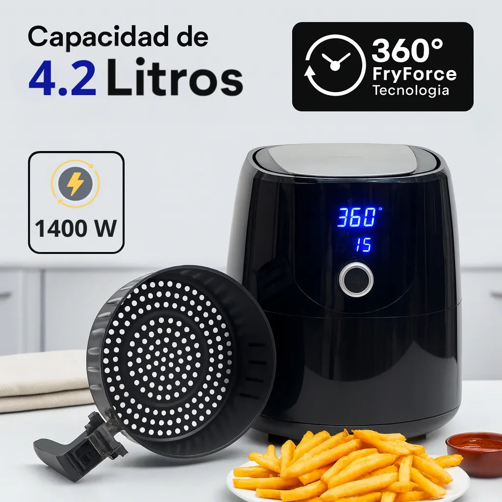 Freidora de aire OMORC CP176A negra de 4.2 litros y 1400 W, vista frontal tres cuartos con pantalla LED encendida; placa crujiente redonda apoyada al frente y plato de papas fritas, iconografía 360 FryForce.
