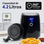 Freidora de aire OMORC CP176A negra de 4.2 litros y 1400 W, vista frontal tres cuartos con pantalla LED encendida; placa crujiente redonda apoyada al frente y plato de papas fritas, iconografía 360 FryForce.