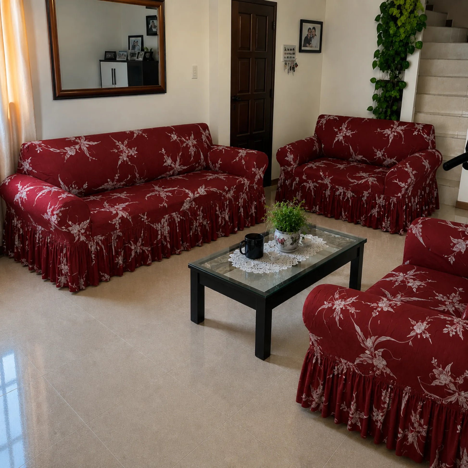 Fundas para sala Home Care Hawaii diseño Floral Borgoña, set para sofá de 3, 2 y 1 asiento en color borgoña con estampado floral blanco elegante y faldón decorativo.