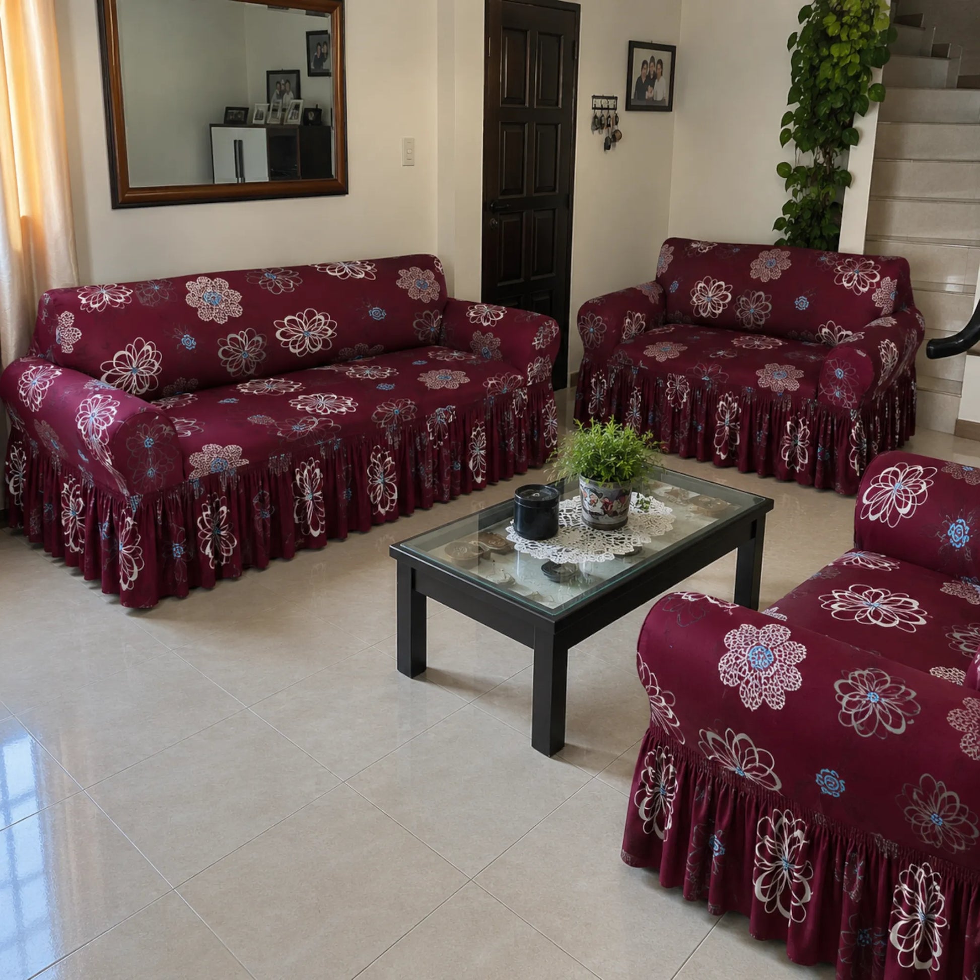 Juego de fundas para sala Home Care Hawaii diseño Flores Vino, incluye fundas para sofá de 3, 2 y 1 asiento en color borgoña con flores ornamentales blancas y detalles azul claro.