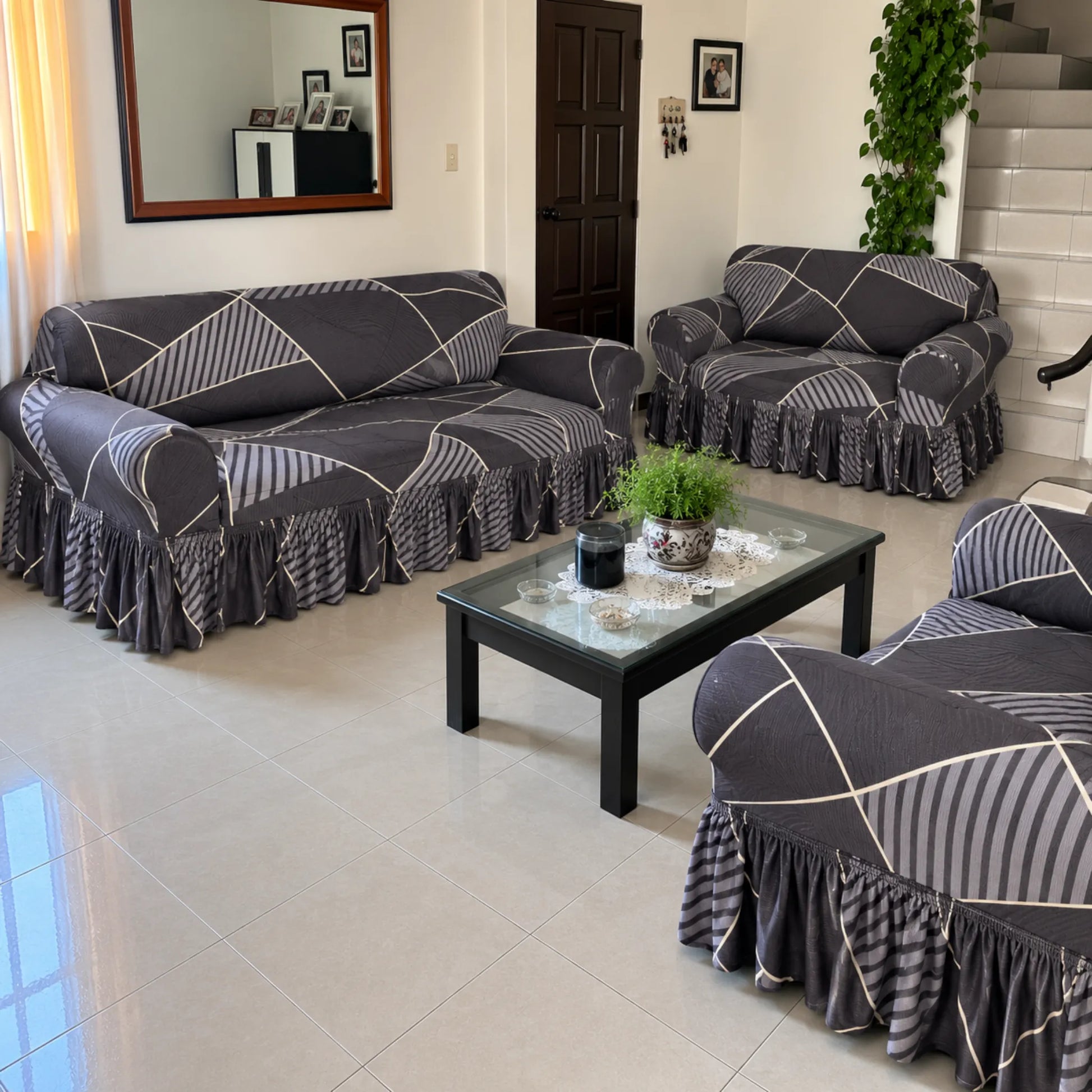 Juego de fundas para sala Home Care Hawaii diseño Geométrico Grafito, incluye fundas para sofá de 3, 2 y 1 asiento en gris oscuro con líneas geométricas y detalles rayados.