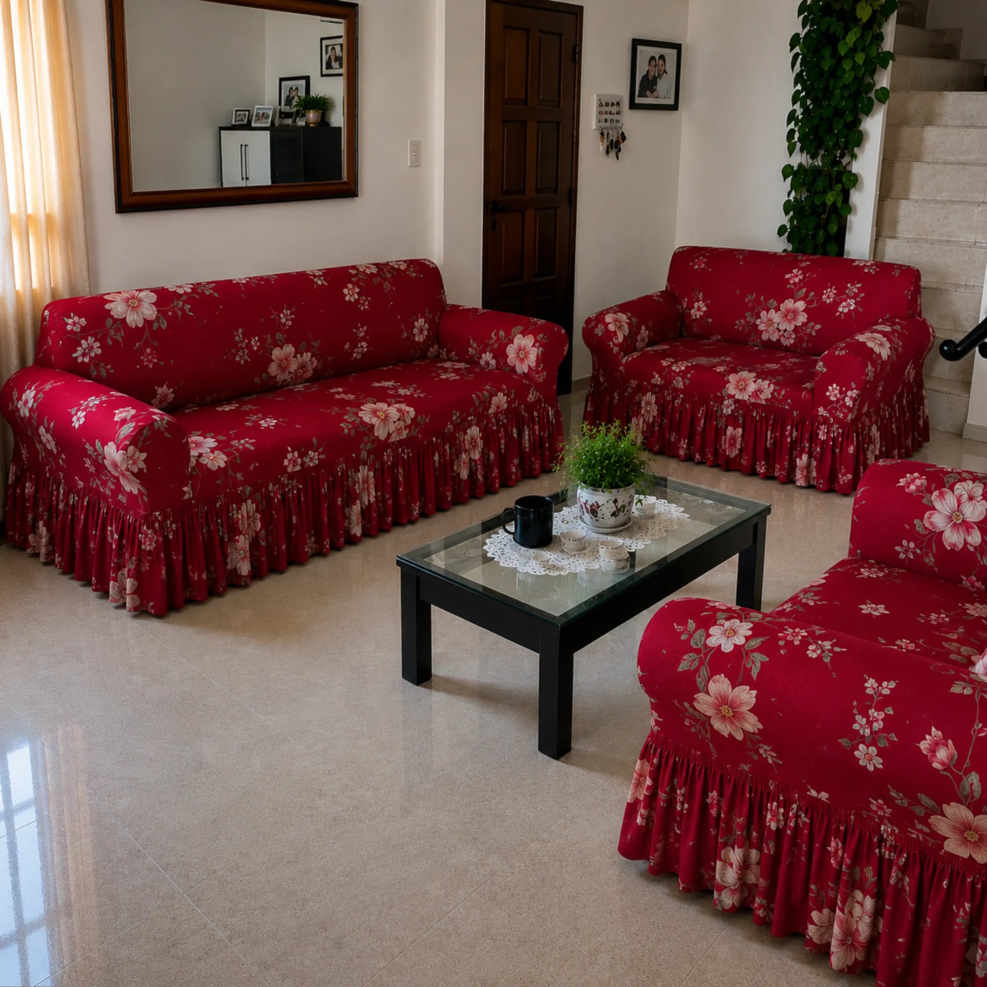 Fundas para sala Home Care Hawaii diseño Jardín Carmesí, set para sofá de 3, 2 y 1 asiento en rojo intenso con estampado floral beige y faldón decorativo.