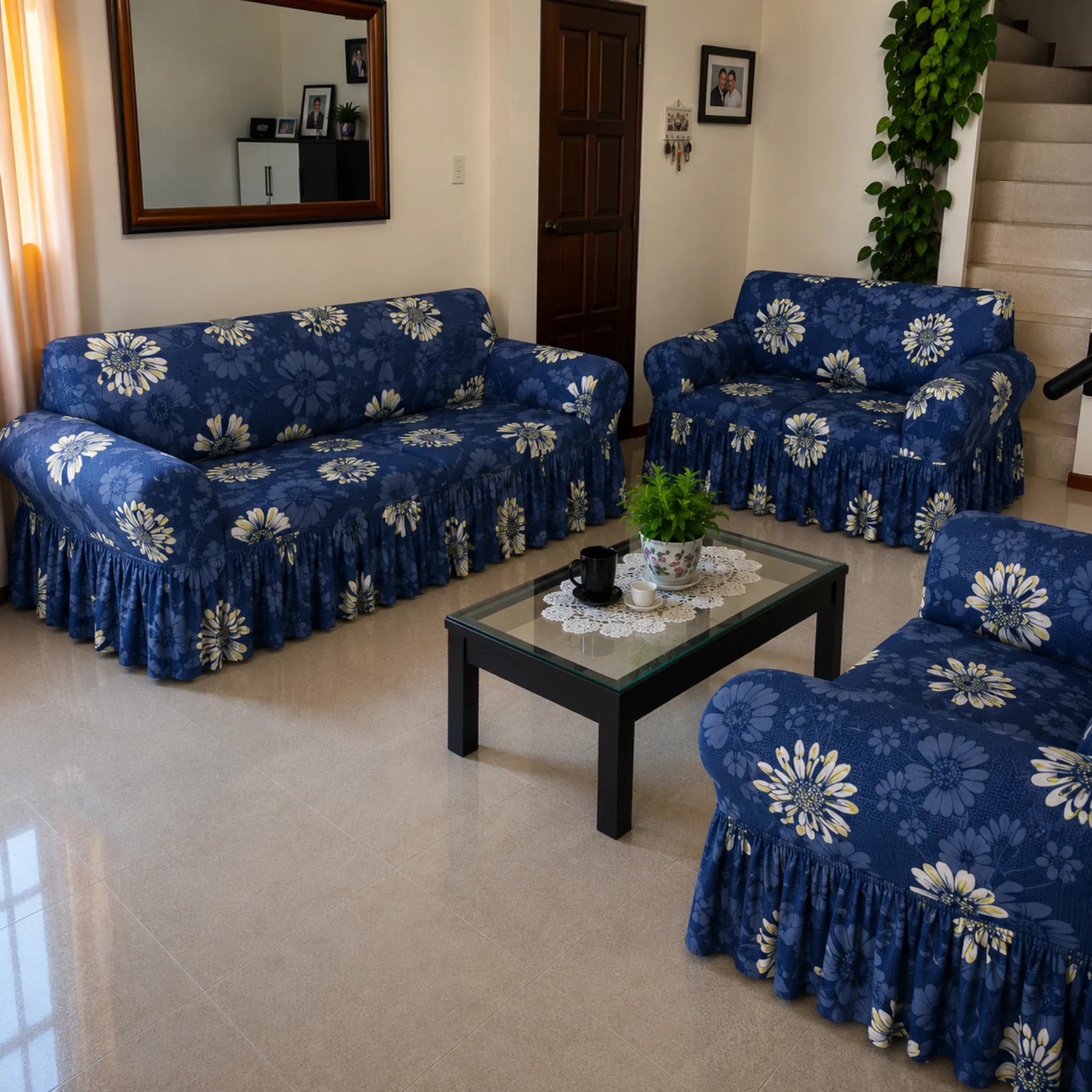 Fundas para sala Home Care Hawaii diseño Margaritas Azul, set para sofá de 3, 2 y 1 asiento en azul oscuro con flores tipo margarita en tonos blanco, crema y azul.