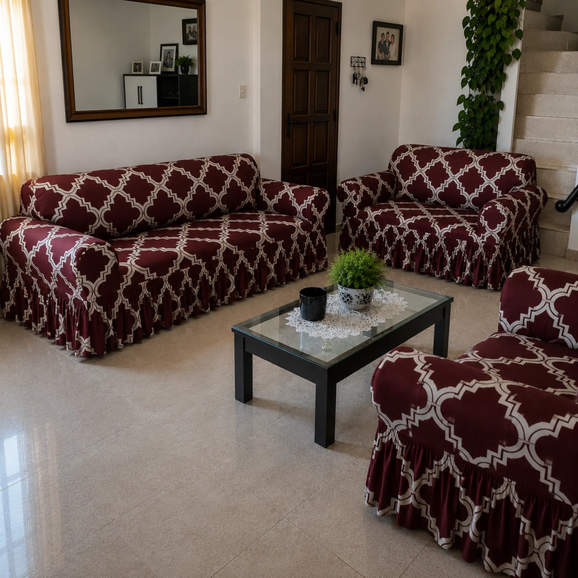 Fundas para sala Home Care Hawaii diseño Marruecos Borgoña, set para sofá de 3, 2 y 1 asiento con patrón arabesco beige sobre fondo borgoña.