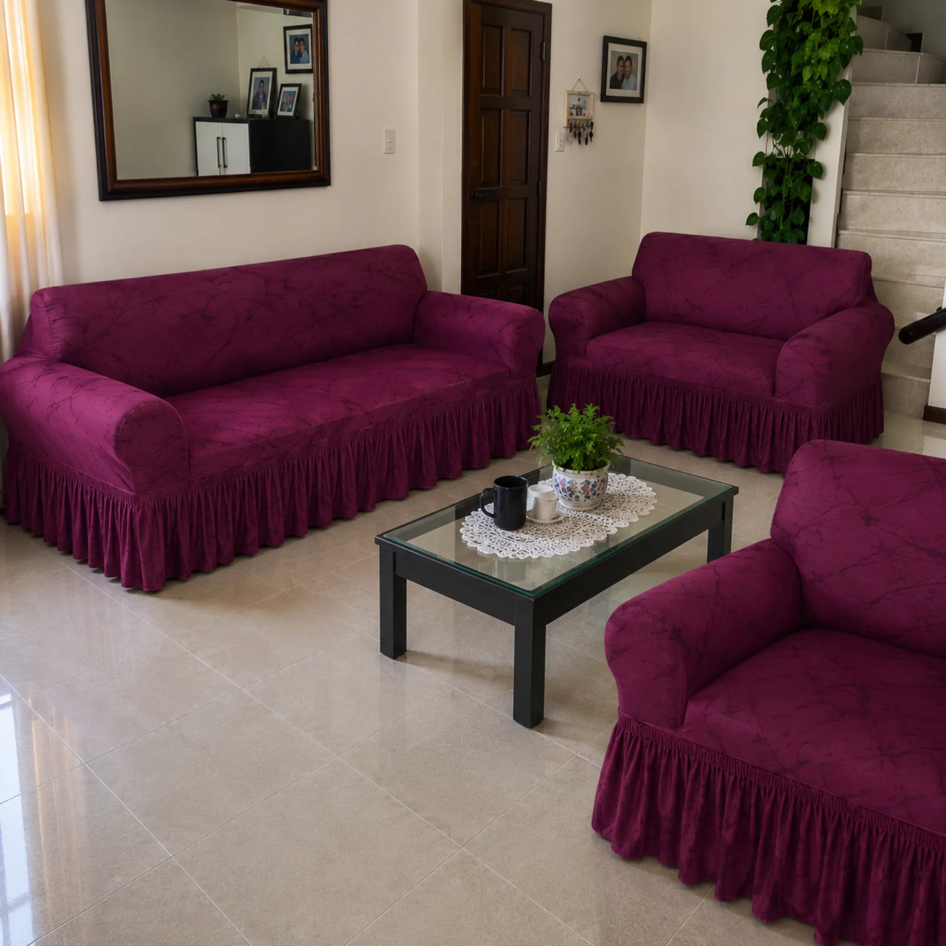 Juego de fundas para sala Home Care Hawaii diseño Vino Elegance, incluye fundas para sofá de 3, 2 y 1 asiento en color vino sólido con textura marmoleada y faldón decorativo.