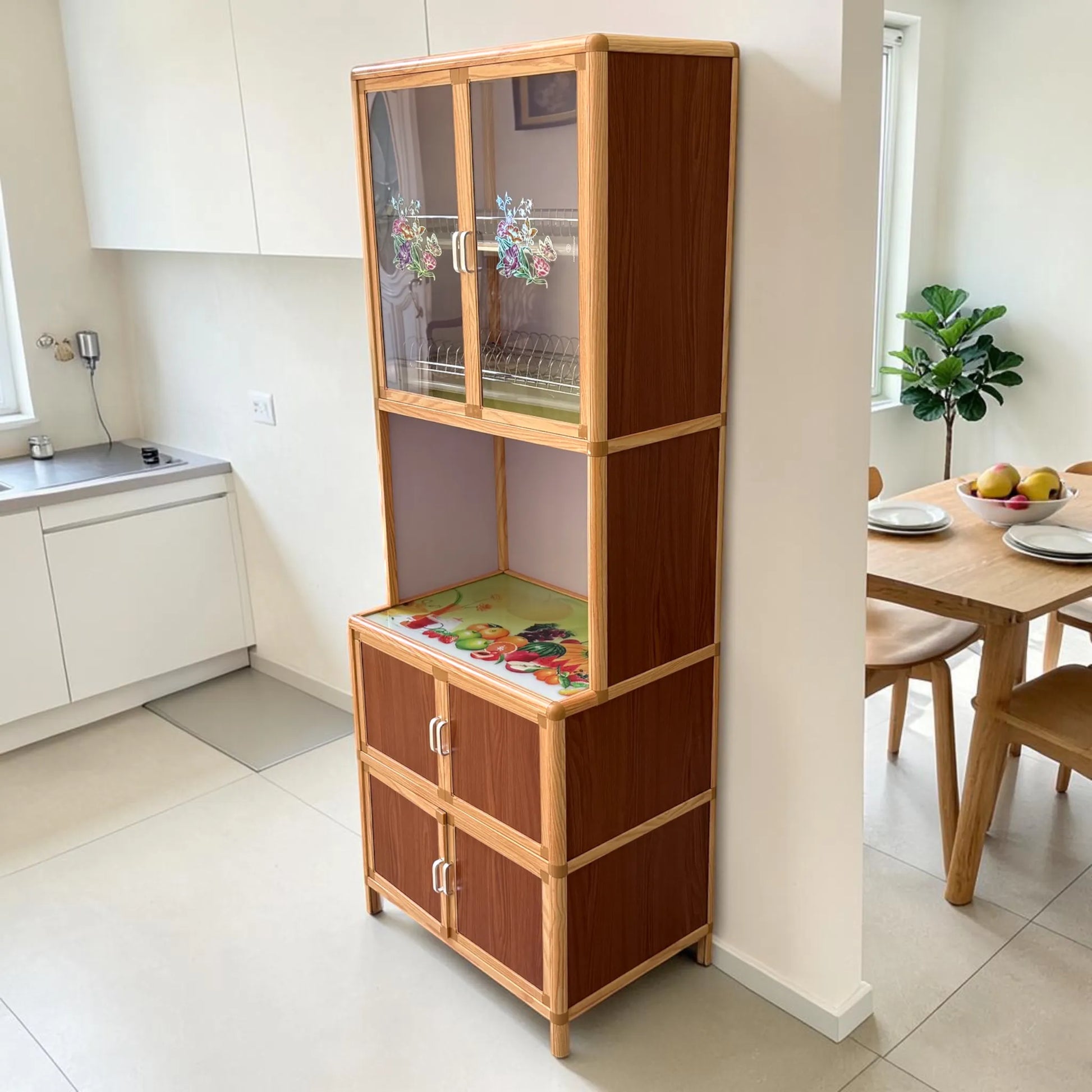 Vista lateral derecha del gabinete de cocina multiusos LHC-RAC12-2 en ambiente de cocina, con vitrina superior, espacio central abierto y compartimentos inferiores en acabado madera natural y café.