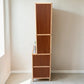 Vista lateral completa del gabinete de cocina multiusos LHC-RAC12-2 de Ambienta Home Decor, en color madera natural y café, con diseño vertical compacto de 64 x 44 x 175 cm, ideal para organizar cocina o comedor.