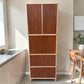Vista posterior del gabinete de cocina LHC-RAC12-2 de Ambienta Home Decor, con panel trasero en tono café y marco madera natural, incluyendo perforación para paso de cable en la parte central.