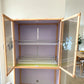 Gabinete de cocina LHC-RAC12-2 con vitrina superior abierta, escurridor metálico interno y puertas de vidrio con diseño floral, en acabado madera natural y café.