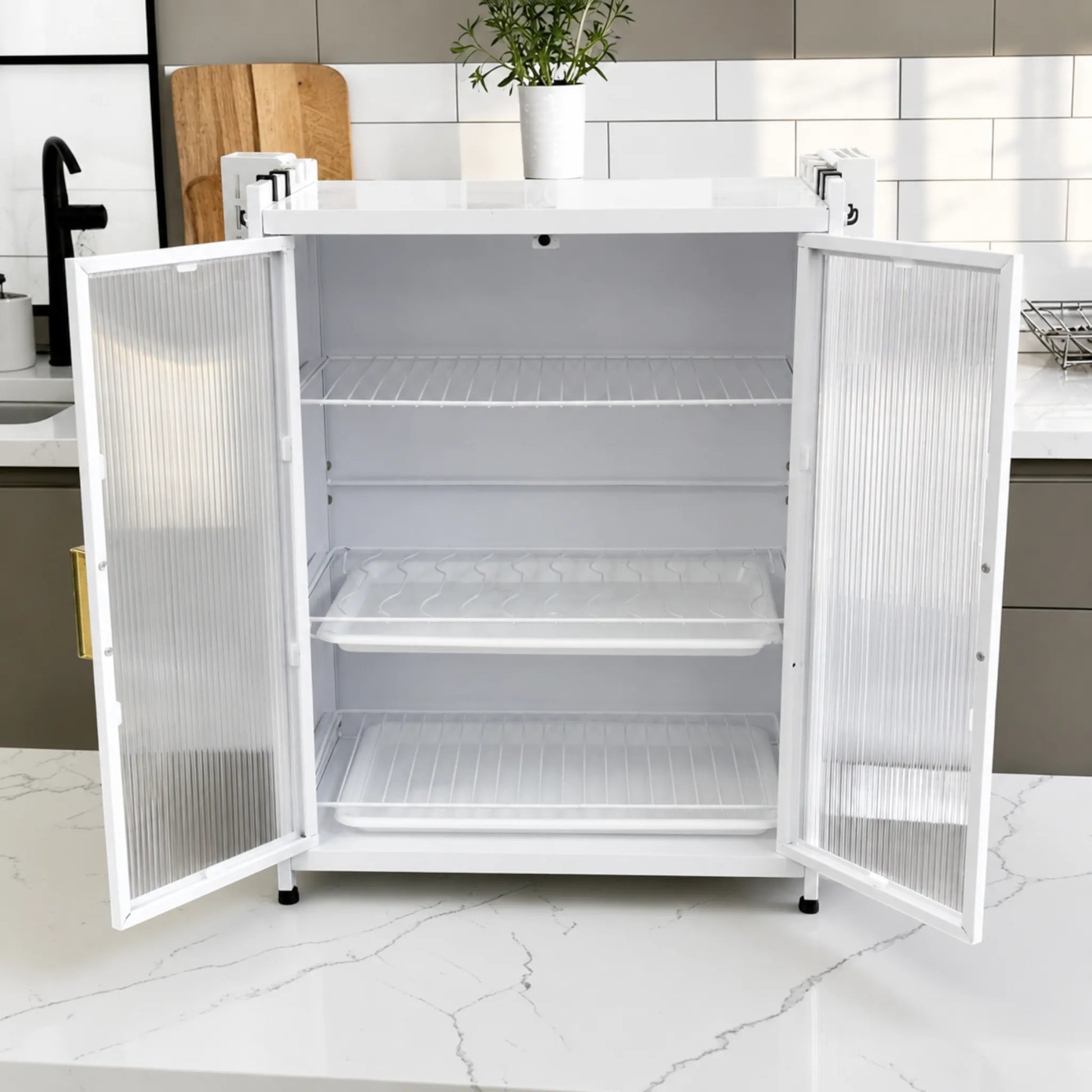 Gabinete escurridor de platos KC-801 Ambienta color blanco, mostrado de frente con puertas abiertas, repisas internas y bandejas removibles para drenaje.
