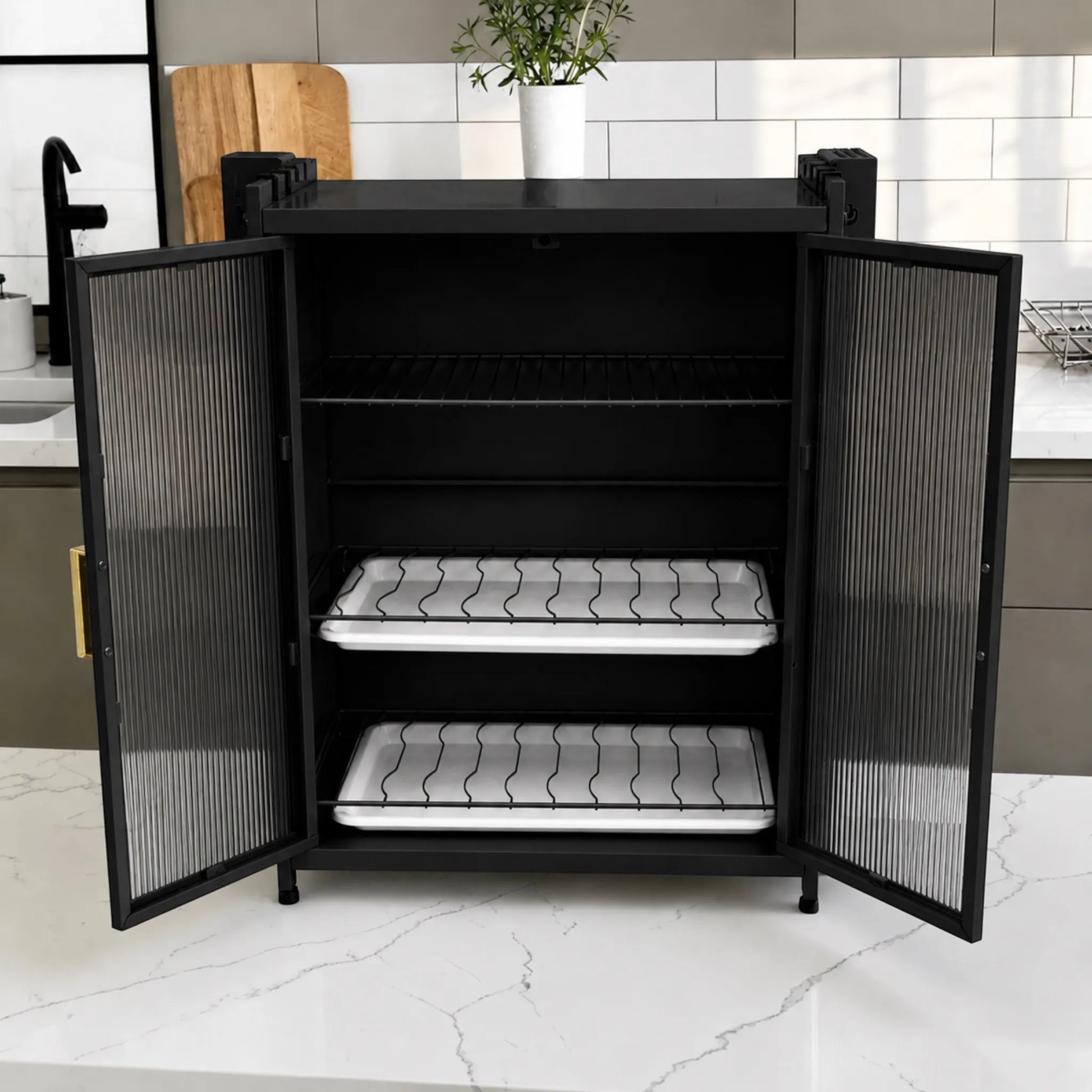 Vista frontal del gabinete escurridor de platos KC-801 negro con puertas abiertas, tres niveles interiores, rejillas negras y dos bandejas removibles blancas para recoger el agua.