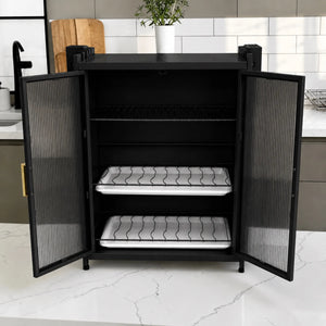 Vista frontal del gabinete escurridor de platos KC-801 negro con puertas abiertas, tres niveles interiores, rejillas negras y dos bandejas removibles blancas para recoger el agua.