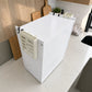 Gabinete organizador de cocina KC-801 Ambienta blanco, abierto de frente con platos, bowls, repisas internas y bandejas removibles para mantener la vajilla ordenada.