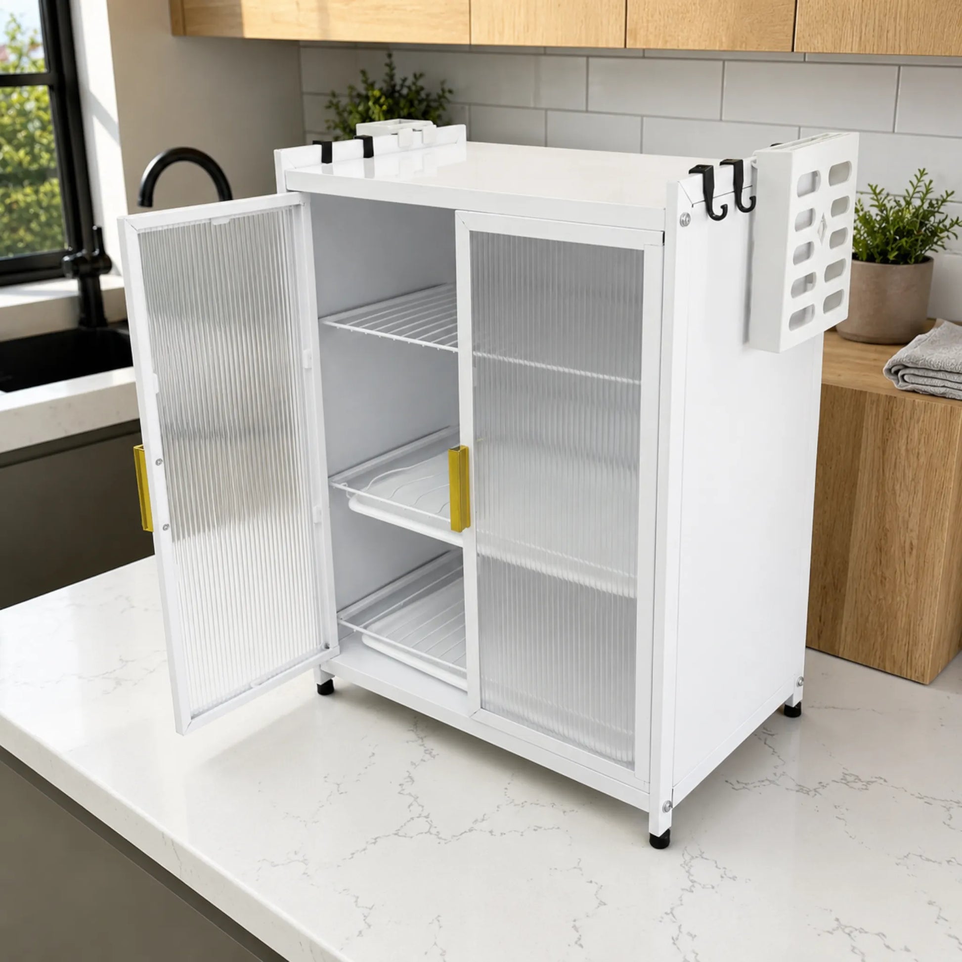 Gabinete organizador de cocina para platos KC-801 Ambienta color blanco, con puertas translúcidas abiertas, repisas interiores y accesorios laterales sobre encimera moderna.