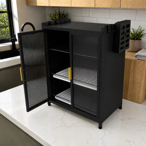Gabinete organizador de platos KC-801 Ambienta color negro, visto en ángulo con puertas translúcidas abiertas, rejillas negras, dos bandejas de drenaje blancas, porta cuchillos lateral y jaladeras doradas.