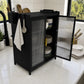 Gabinete organizador de platos KC-801 negro en uso, con puertas abiertas, platos y tazones organizados, porta cubiertos, ganchos para utensilios y accesorios laterales.
