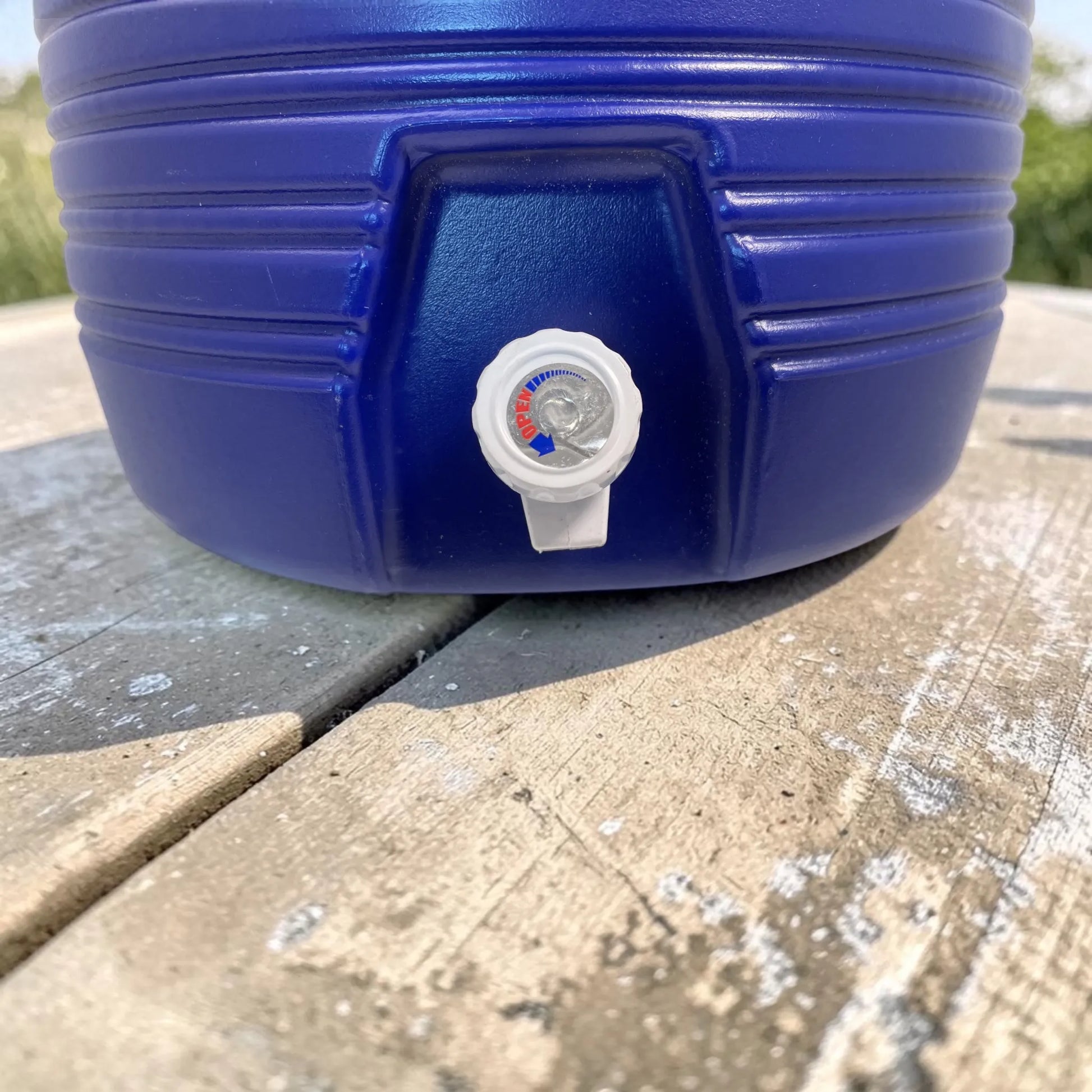 Detalle frontal del grifo del dispensador térmico Princeware azul de 17 litros SKU 3554 para servir agua o bebidas fácilmente.