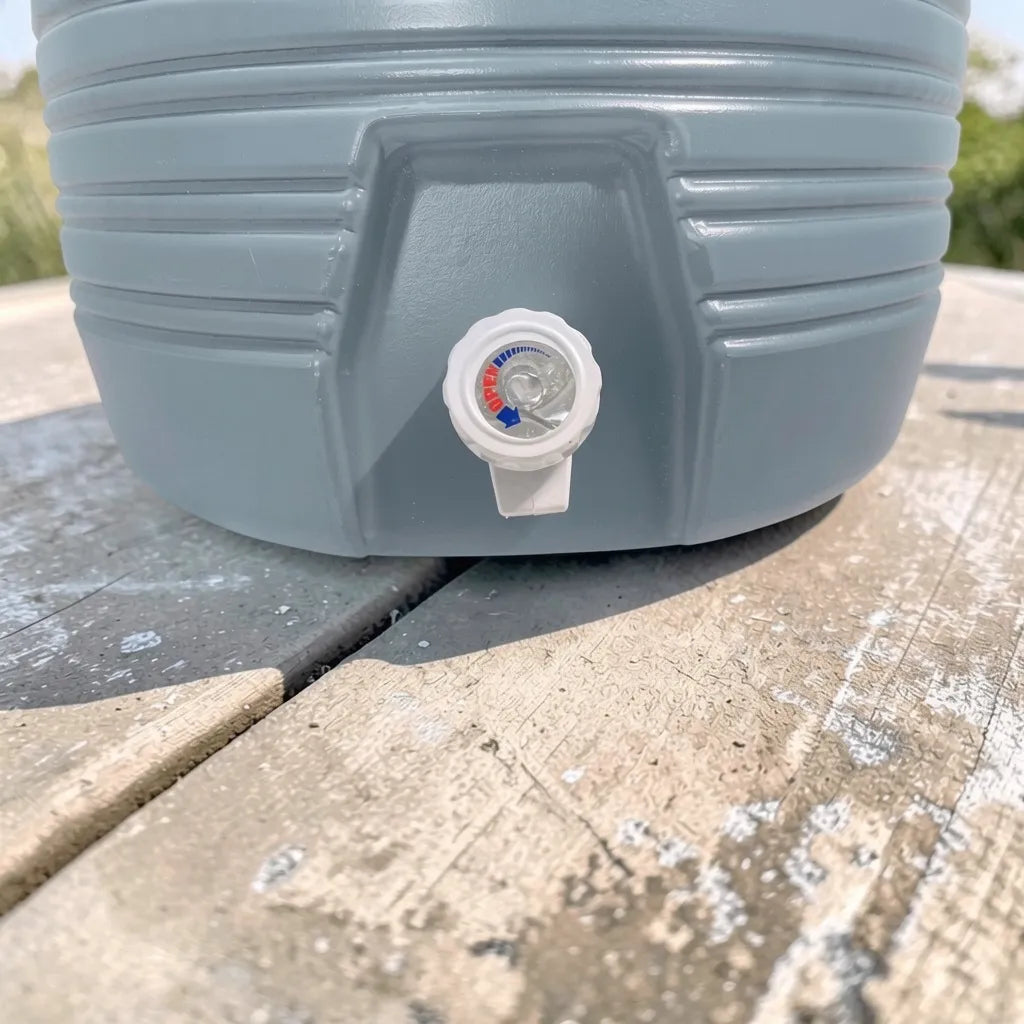 Detalle frontal del grifo blanco del dispensador térmico Princeware gris de 17 litros SKU 3554 para servir agua o bebidas frías.