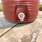 Detalle frontal del grifo blanco del dispensador térmico Princeware rojo de 17 litros SKU 3554 para servir agua o bebidas frías.