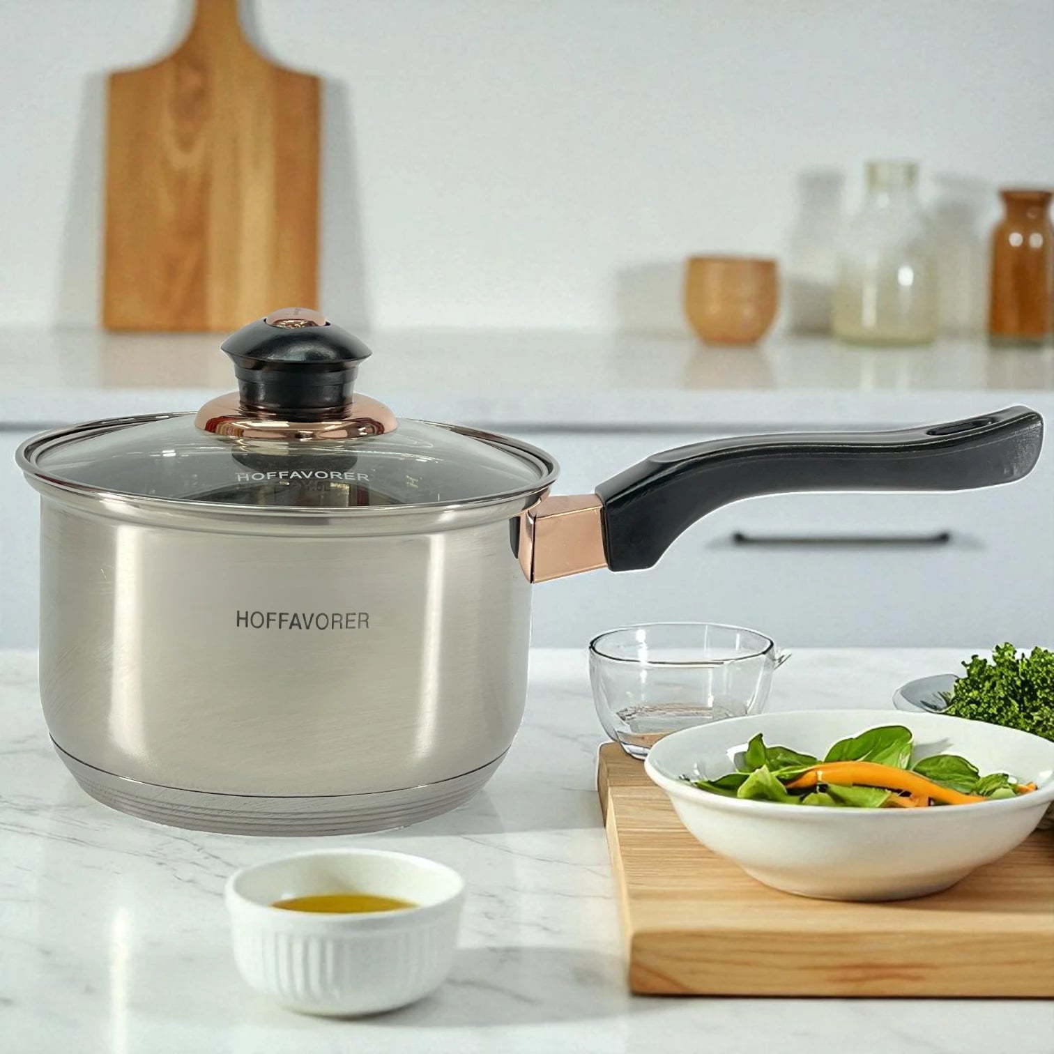Cazo Hoffavorer de 16 cm (2.1 L) en acero inoxidable 18/10, tapa de vidrio con perilla negra y aro dorado, mango largo negro; fondo térmico.