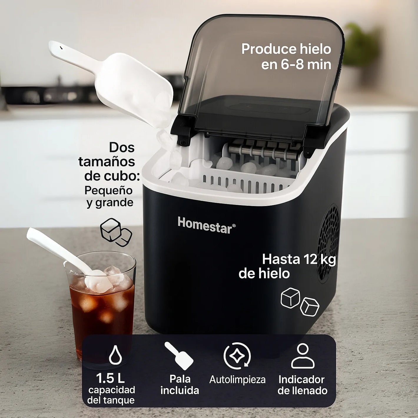 Vista frontal de la máquina de hielo portátil Homestar HS-Z6Y1B negra, tapa ahumada abierta; pala blanca vertiendo cubos y vaso con hielo; destaca 1.5 L y 12 kg.
