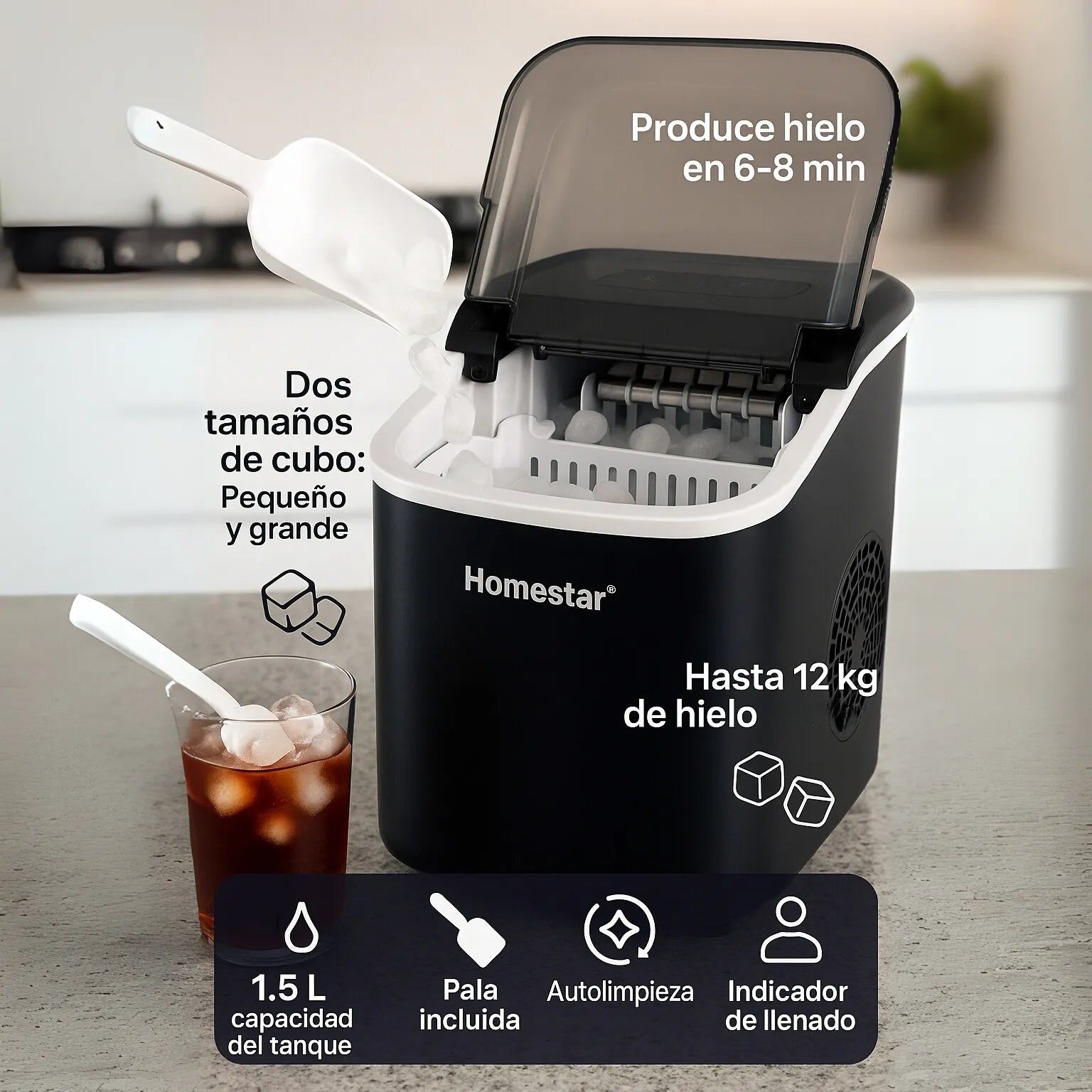 Vista frontal de la máquina de hielo portátil Homestar HS-Z6Y1B negra, tapa ahumada abierta; pala blanca vertiendo cubos y vaso con hielo; destaca 1.5 L y 12 kg.