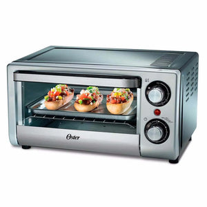 Horno tostador Oster TSSTTV10LTB de 10 litros (4 rebanadas), color plateado con cuerpo negro, vista frontal con bandeja y alimentos; dos perillas y temporizador de 30 minutos.