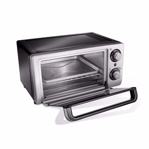 Horno tostador Oster TSSTTV10LTB de 10 litros, vista tres cuartos con puerta abatible abierta y bandeja para hornear; plateado con negro, control de 90–230 °C y temporizador 30 min.