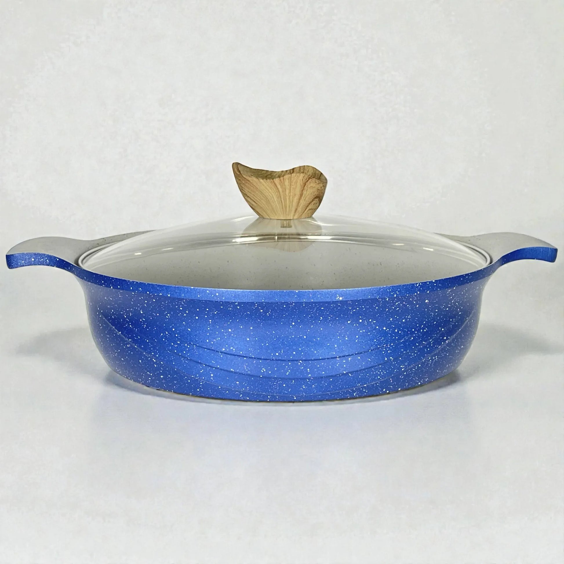 Olla baja HotChef granito azul jaspeado de 30 cm x 8 cm (aprox. 5.5 L), con tapa de vidrio y perilla tipo madera, vista frontal sobre fondo blanco
