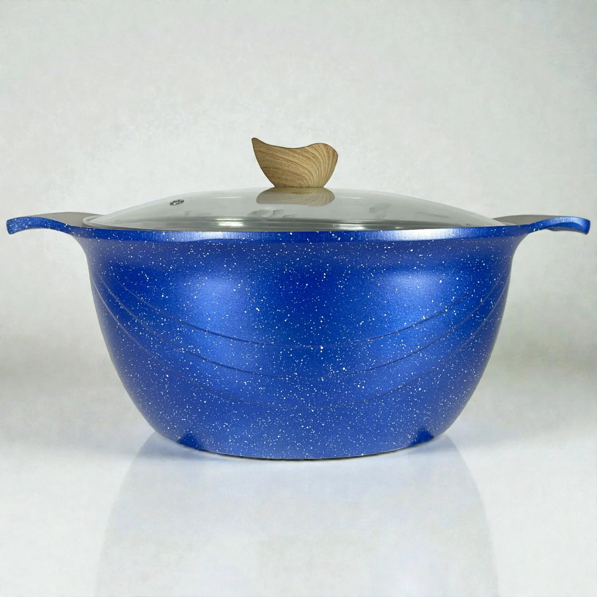 Olla grande HotChef de granito color azul jaspeado, medida 34 cm x 16 cm (aprox. 14 L), con tapa de vidrio y perilla tipo madera, vista frontal sobre fondo blanco.