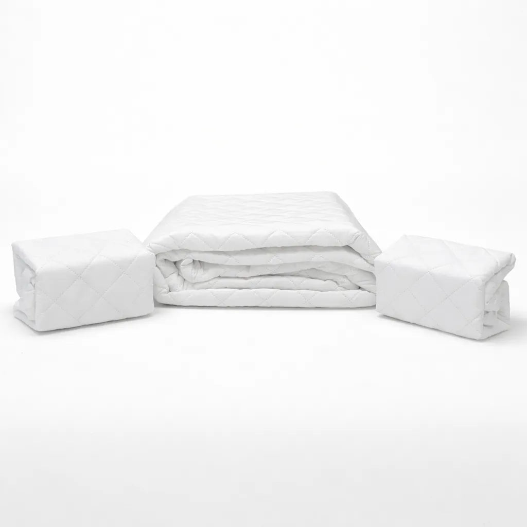 Set de cubrecama HPC Polo blanco doblado sobre fondo blanco con piezas acomodadas a ambos lados.