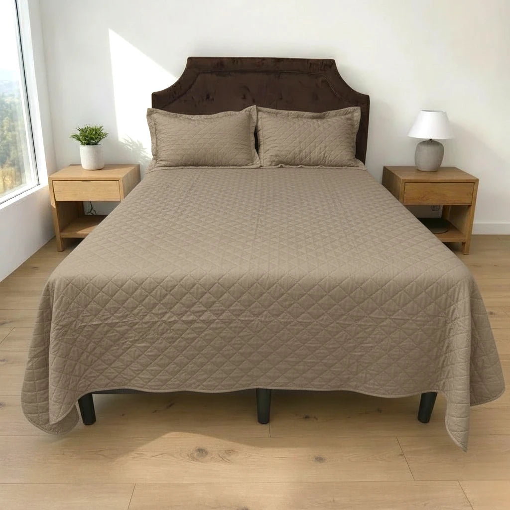 Cubrecama HPC Polo color camel de microfibra acolchada sobre cama, vista frontal con dos fundas de almohada a juego.